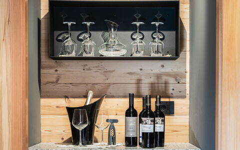Baita Granda: Bois, Verres À Pied, Rayonnage, Étagère, Meubles, Bouteille, Verre, Du Vin