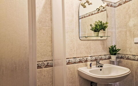 V2 Caliços - Vip Properties: Luminaire Plomberie, Salle De Bains, Lavabo, Sol, Évier, Robinet, Design Intérieur, Plomberie, Sol, Tuile