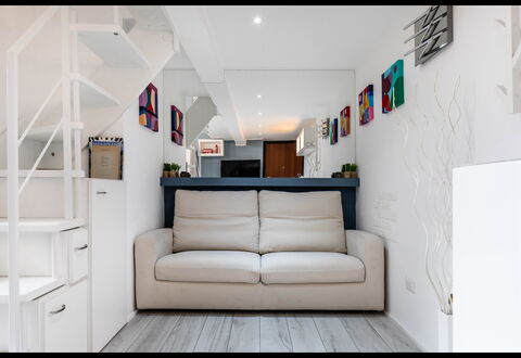 Duomo In 8 Stop: Meubles, Design Intérieur, Canapé, Sol, Sol, Mur, Bois, Pièce, Salon, Appartement