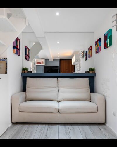 Duomo In 8 Stop: Meubles, Design Intérieur, Canapé, Sol, Sol, Mur, Bois, Pièce, Salon, Appartement