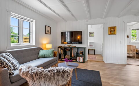 Blomma - 1Km from the Sea: Sol, Bois, Design Intérieur, Canapé, Sol, Meubles, Salon, Plafond, Parquet, Pièce