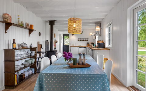 Blomma - 1Km from the Sea: Meubles, Design Intérieur, Sol, Bois, Luminaire, Plafond, Salle À Manger, Sol, Chaise, Table