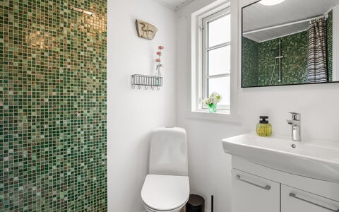 Blomma - 1Km from the Sea: Salle De Bains, Mur, Sol, Luminaire Plomberie, Toilette, Sol, Design Intérieur, Siège De Toilette, Plomberie, Tuile