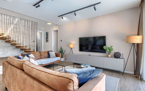 Frani: Design Intérieur, Sol, Meubles, Canapé, Bois, Plafond, Sol, Salon, Luminaire, Éclairage