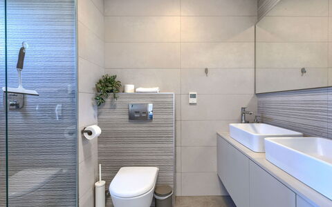 Frani: Salle De Bains, Design Intérieur, Sol, Luminaire Plomberie, Mur, Toilette, Sol, Siège De Toilette, Évier, Armoire De Toilette