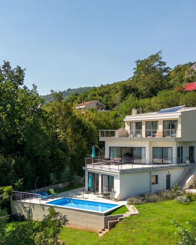 Anna: Arbuste, Zone Résidentielle, Porche, Jardin, Balcon, Ombre, Mobilier De Jardin, Cour, Chaise, Aménagement Paysager