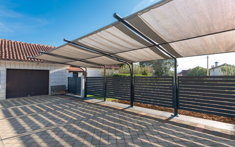 Maja: Arbuste, Zone Résidentielle, Porche, Jardin, Balcon, Ombre, Mobilier De Jardin, Cour, Chaise, Aménagement Paysager