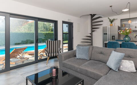 Maja: Arbuste, Zone Résidentielle, Porche, Jardin, Balcon, Ombre, Mobilier De Jardin, Cour, Chaise, Aménagement Paysager