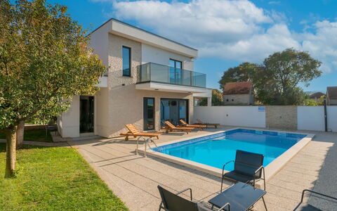 Maja: Arbuste, Zone Résidentielle, Porche, Jardin, Balcon, Ombre, Mobilier De Jardin, Cour, Chaise, Aménagement Paysager