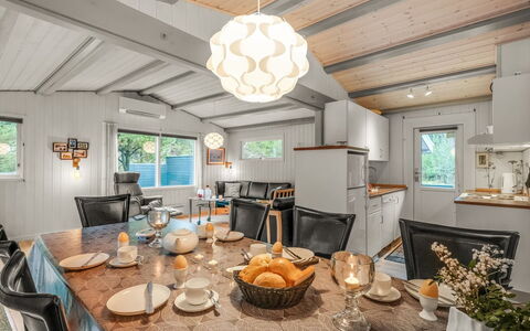 Amaya - 1Km from the Sea: Meubles, Design Intérieur, Sol, Sol, Plafond, Pièce, Chaise, Table, Appartement, Table Cuisine Et Salle A Manger