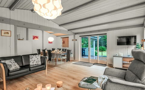 Amaya - 1Km from the Sea: Meubles, Design Intérieur, Sol, Sol, Plafond, Pièce, Chaise, Table, Appartement, Table Cuisine Et Salle A Manger