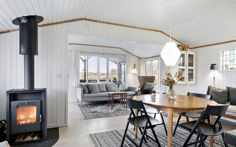 Aarno - 120M from the Sea: Design Intérieur, Meubles, Sol, Bois, Plafond, Sol, Salon, Éclairage, Luminaire, Pièce