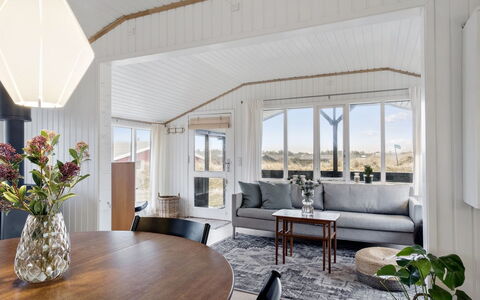 Aarno - 120M from the Sea: Bois, Design Intérieur, Plafond, Domicile, Meubles, Sol, Salon, Porte, Pièce, Canapé