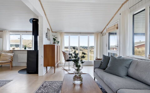 Aarno - 120M from the Sea: Sol, Design Intérieur, Sol, Bois, Plafond, Meubles, Pièce, Canapé, Salon, Parquet