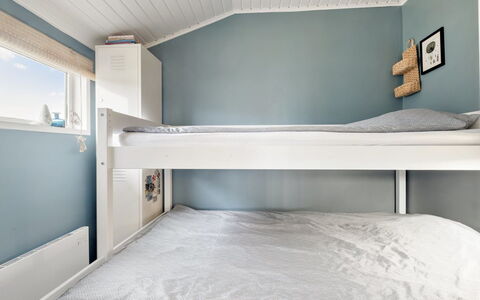 Aarno - 120M from the Sea: Lit, Chambre, Lit Superposé, Design Intérieur, Sol, Literie, Drap De Lit, Plafond, Sol, Linge