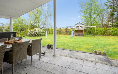 Rikkart - from the Sea: Sol, Jardin, Lot Terre, Ombre, Plafond, Sol, Porche, Chaise, Pelouse, Aménagement Paysager