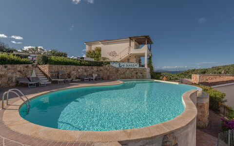 Baia Bianca Apartments Sardinia: Bleu, L'Eau, Piscine, Composite, Recours, Mobilier De Jardin, Dalle, Caractéristique De L'Eau, Ville Resort, Villa