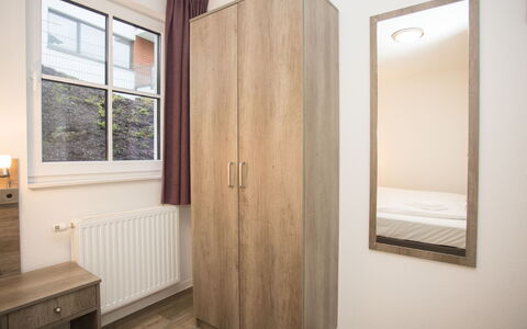 Blick Ins Grüne: Mur, Bois, Sol, Design Intérieur, Sol, Meubles, Chambre, Lit, Pièce, Appartement