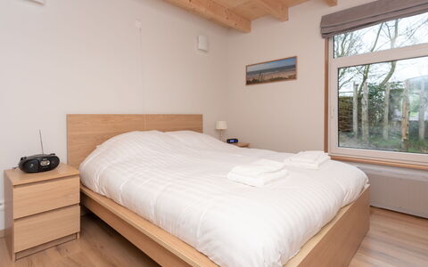 Horizon by the Sea: Lit, Chambre, Bois, Sol, Sol, Drap De Lit, Design Intérieur, Literie, Pièce, Meubles