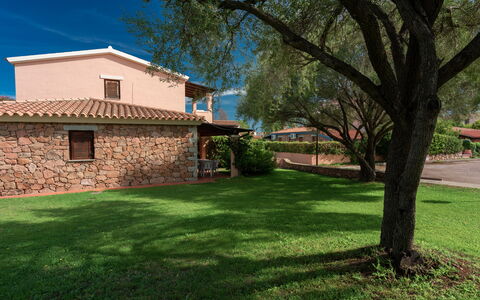 San Teodoro Apartments: Paysage, Zone Résidentielle, Jardin, Domicile, Biens, Ferme, Pelouse, Hacienda, Ombre