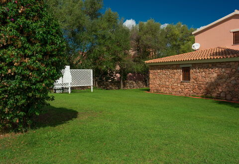 San Teodoro Apartments: Jardin, Ombre, Pelouse, Arrière-Cour, Piscine, Aménagement Paysager, Cour, Hacienda, Ferme