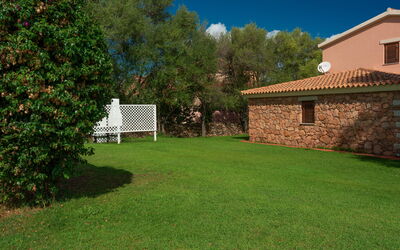 San Teodoro Apartments: Jardin, Ombre, Pelouse, Arrière-Cour, Piscine, Aménagement Paysager, Cour, Hacienda, Ferme