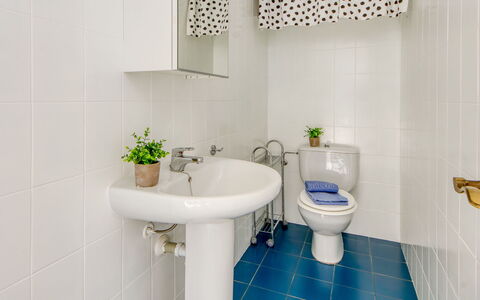Solberg: Salle De Bains, Siège De Toilette, Luminaire Plomberie, Mur, Sol, Toilette, Lavabo, Sol, Design Intérieur, Évier