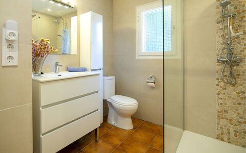 C&M: Siège De Toilette, Salle De Bains, Toilette, Sol, Luminaire Plomberie, Sol, Mur, Design Intérieur, Armoire De Toilette, Lavabo