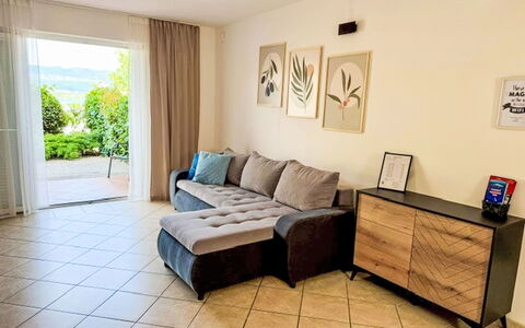 Mirta: Meubles, Design Intérieur, Sol, Sol, Bois, Canapé, Pièce, Éclairage, Salon, Domicile
