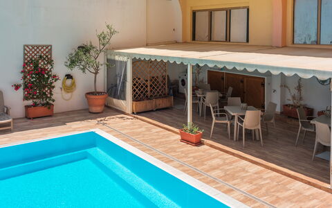 Cristal Blu Apartments In Santa Teresa Gallura: Piscine, Sol, Sol, Meubles, Composite, Recours, Mobilier De Jardin, Ombre, Loisir, Eco Hôtel
