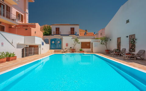 Cristal Blu Apartments In Santa Teresa Gallura: Piscine, Recours, Hacienda, Hôtel, Ville Resort, Villa, Thermes, Eco Hôtel, Centre De Loisirs, Balancelle