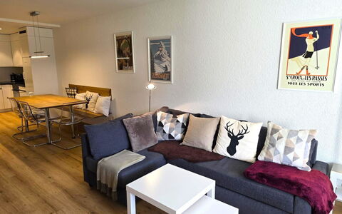 Triangel C Ronida: Meubles, Design Intérieur, Sol, Sol, Canapé, Bois, Parquet, Salon, Pièce, Appartement