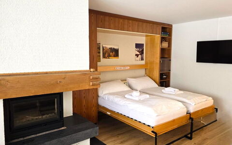 Triangel C Ronida: Meubles, Design Intérieur, Sol, Bois, Sol, Lit, Pièce, Plafond, Chambre, Tache De Bois
