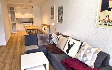 Triangel C Ronida: Meubles, Design Intérieur, Sol, Sol, Canapé, Mur, Bois, Pièce, Parquet, Salon