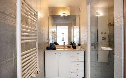Le Garden Beach: Design Intérieur, Sol, Mur, Lavabo, Luminaire Plomberie, Salle De Bains, Sol, Bois, Armoire De Toilette, Évier