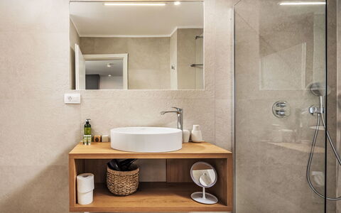 Brax8: Salle De Bains, Lavabo, Luminaire Plomberie, Sol, Design Intérieur, Évier, Mur, Sol, Comptoir, Robinet