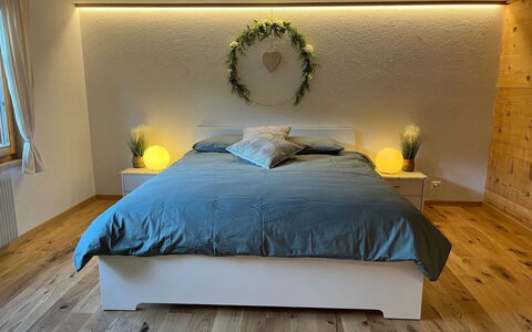 Flott: Meubles, Lit, Design Intérieur, Chambre, Mur, Sol, Sol, Literie, Drap De Lit, Bois