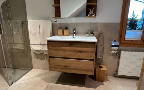 Flott: Sol, Sol, Design Intérieur, Armoire De Toilette, Luminaire Plomberie, Lavabo, Plomberie, Évier, Salle De Bains, Robinet