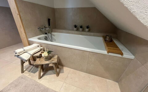 Flott: Sol, Sol, Baignoire, Luminaire Plomberie, Parquet, Plomberie, Salle De Bains, Matériau Naturel, Tuile, Dur