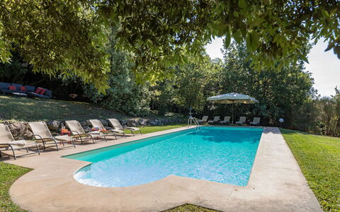 Villa Linchiano: Piscine, Bleu, Recours, Ombre, Mobilier De Jardin, Thermes, Jardin, Eco Hôtel, Loisir, Caractéristique De L'Eau