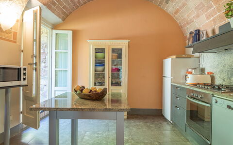 Villa Linchiano: Meubles, Design Intérieur, Sol, Mur, Bois, Plafond, Cuisine, Sol, Comptoir, Chaise