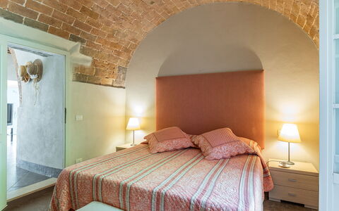 Villa Linchiano: Meubles, Mur, Chambre, Lit, Design Intérieur, Drap De Lit, Literie, Plafond, Sol, Sol