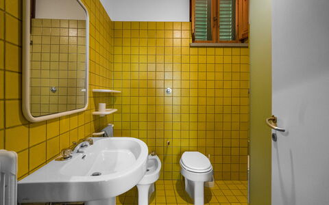 Il Villino Del Collezionista With Pool In Pistoia: Luminaire Plomberie, Jaune, Sol, Salle De Bains, Plomberie, Sol, Robinet, Évier, Tuile, Lavabo