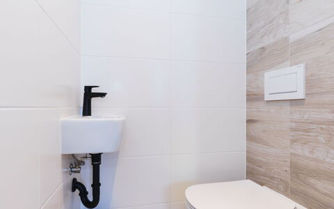 Loucna Pod Klínovcem 176: Siège De Toilette, Salle De Bains, Toilette, Mur, Luminaire Plomberie, Sol, Sol, Design Intérieur, Plomberie, Tuile