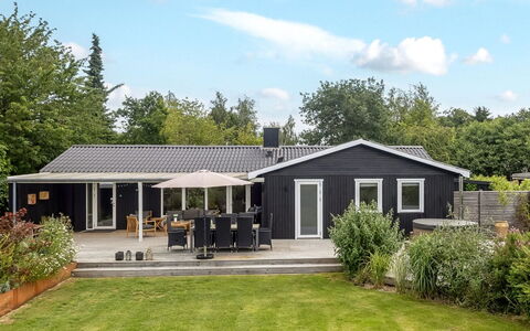 Runhild - 450M from the Sea: Maison, Domicile, Toit, Zone Résidentielle, Chalet, Biens, Porte, Porche, Siding, Ferme