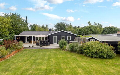 Runhild - 450M from the Sea: Maison, Domicile, Zone Résidentielle, Toit, Chalet, Biens, Ferme, Pelouse, Jardin, Siding