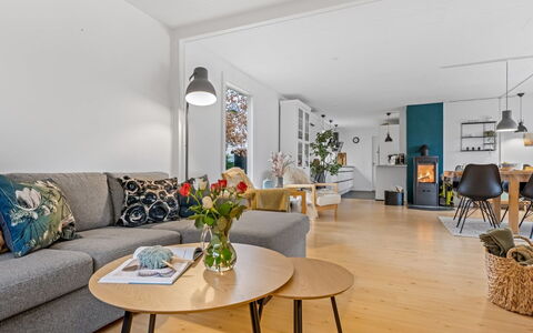 Runhild - 450M from the Sea: Meubles, Design Intérieur, Sol, Canapé, Mur, Sol, Salon, Bois, Plafond, Pièce