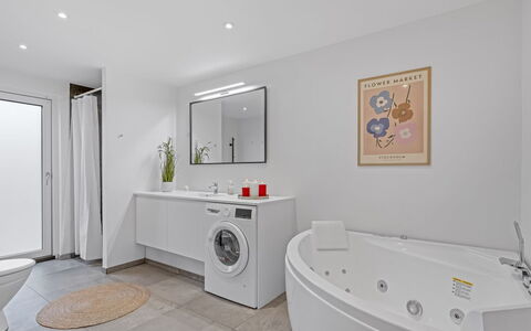 Runhild - 450M from the Sea: Sol, Design Intérieur, Sol, Plafond, Luminaire Plomberie, Éclairage, Pièce, Salle De Bains, Robinet, Plomberie