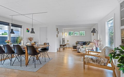 Runhild - 450M from the Sea: Sol, Design Intérieur, Bois, Sol, Meubles, Parquet, Plafond, Domicile, Salon, Éclairage