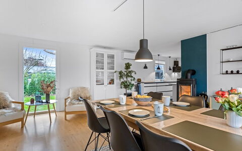 Runhild - 450M from the Sea: Meubles, Design Intérieur, Chaise, Sol, Mur, Luminaire, Salle À Manger, Table Cuisine Et Salle A Manger, Plafond, Table